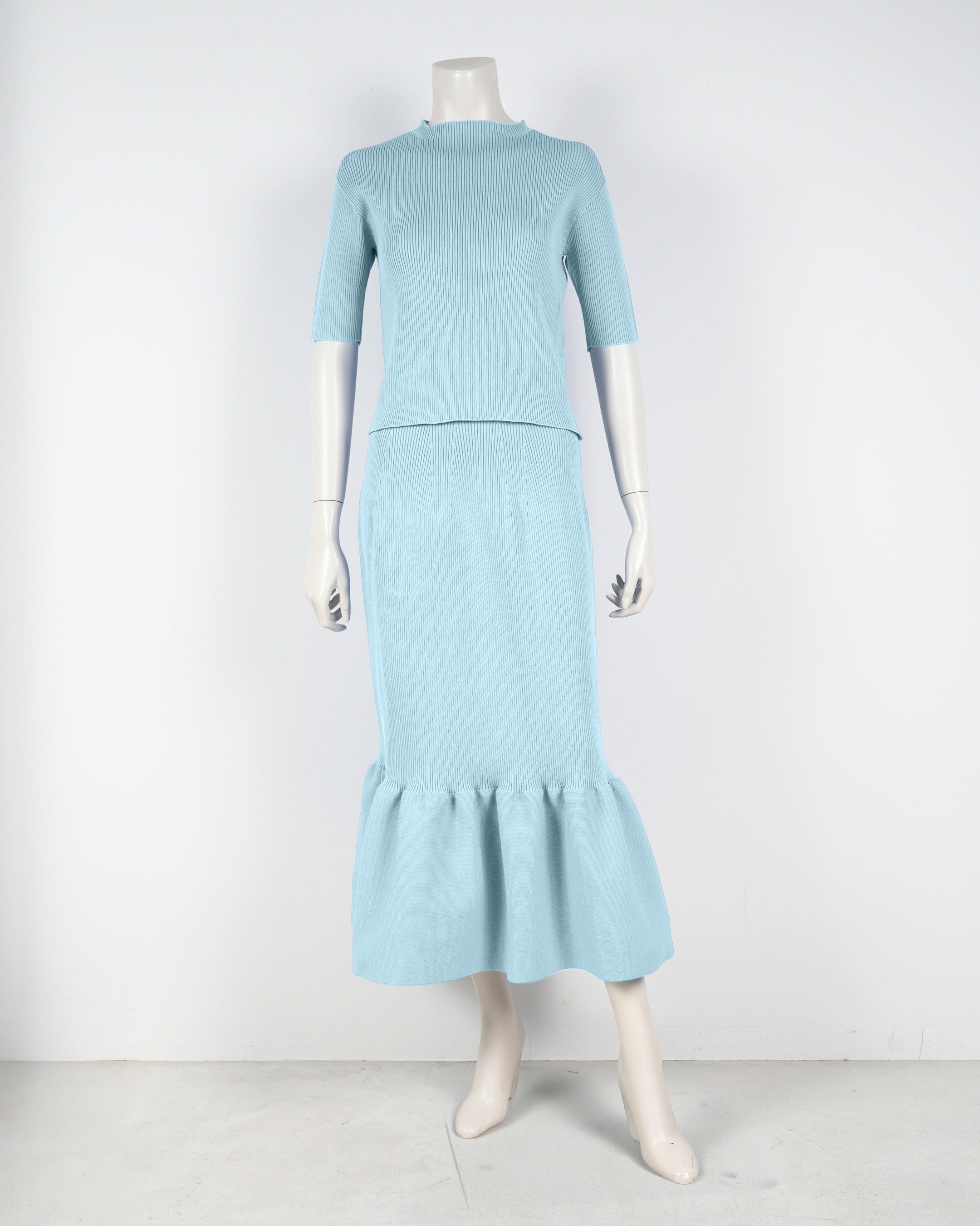 Short-sleeved pullover x mermaid skirt