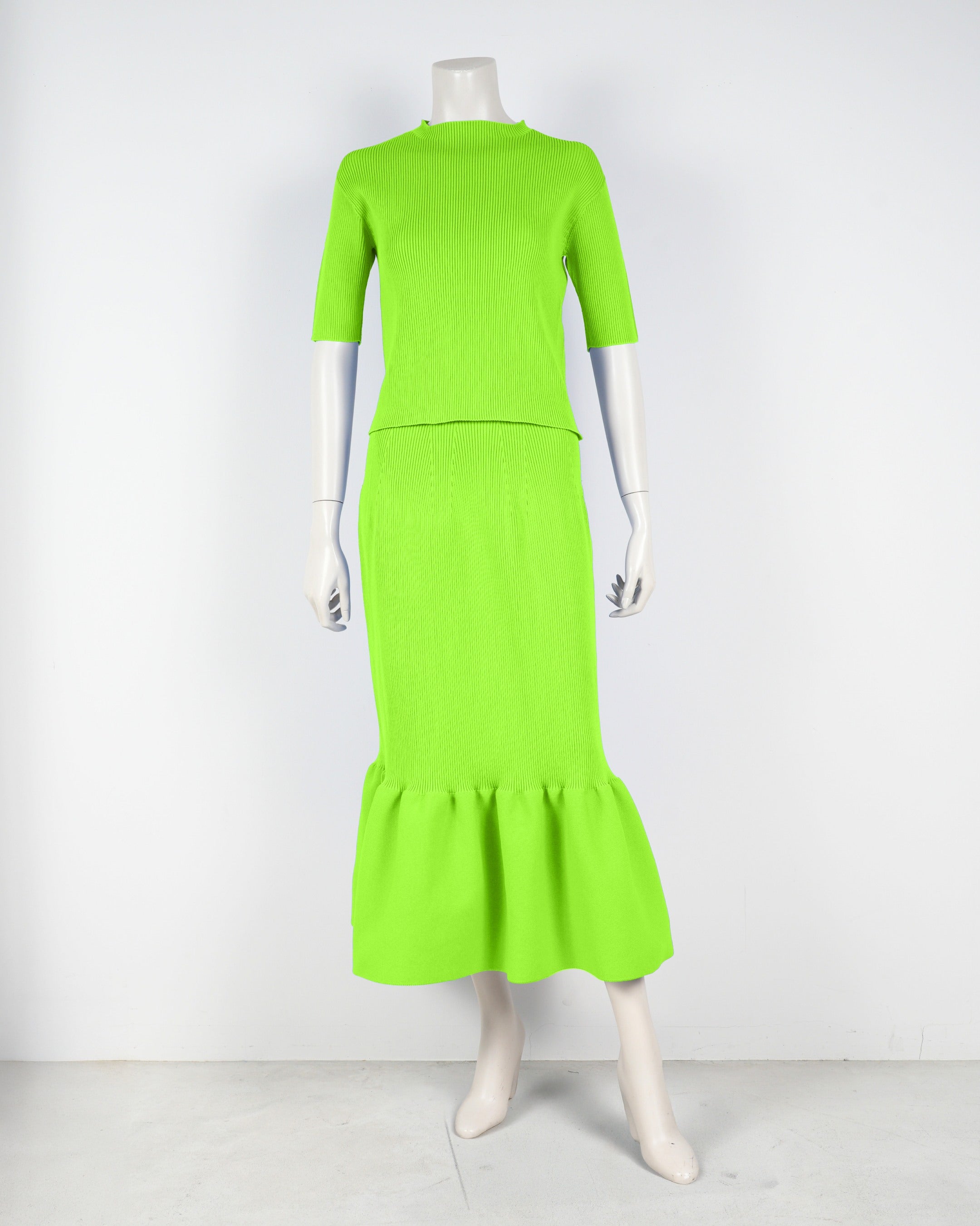 Short-sleeved pullover x mermaid skirt