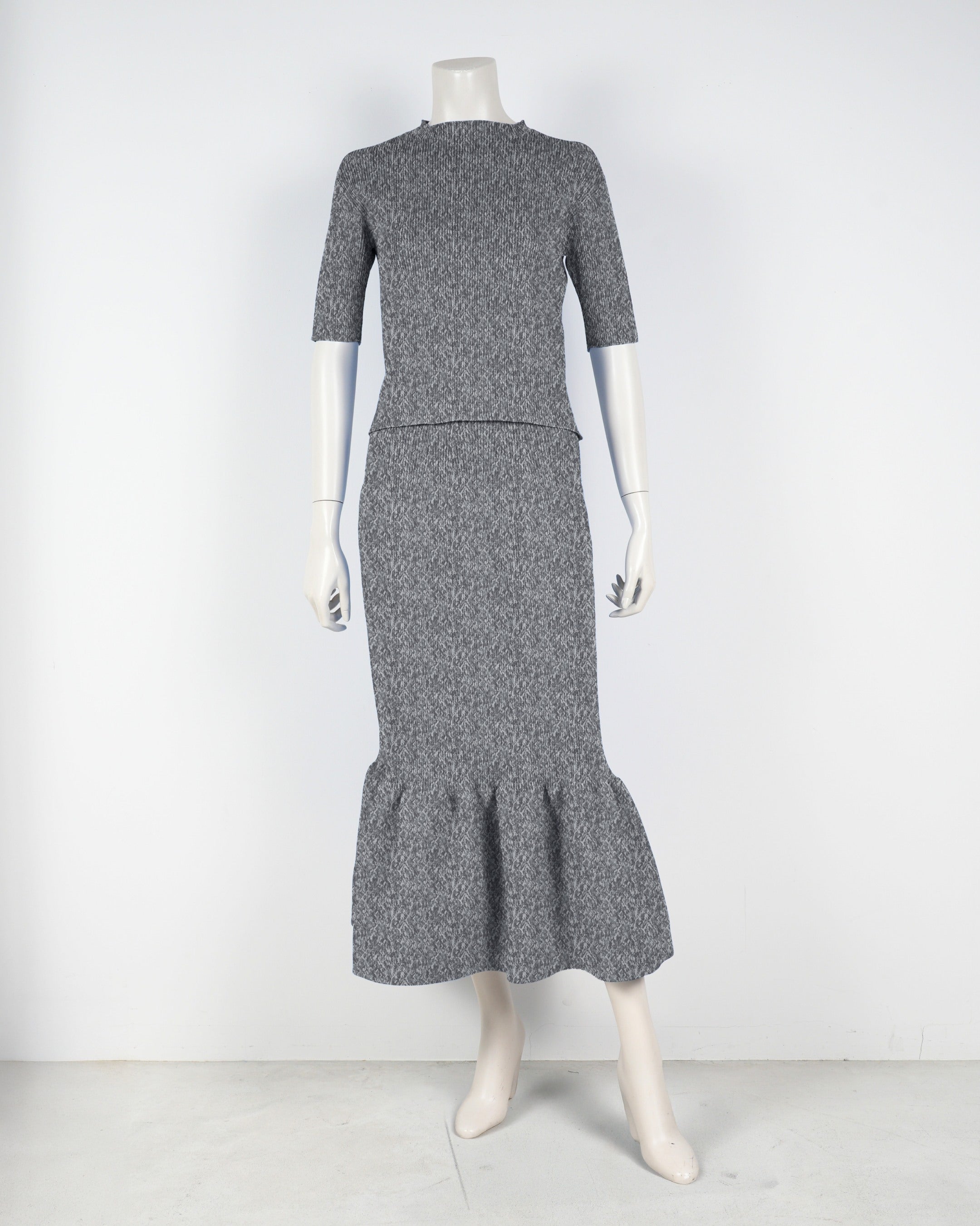 Short-sleeved pullover x mermaid skirt