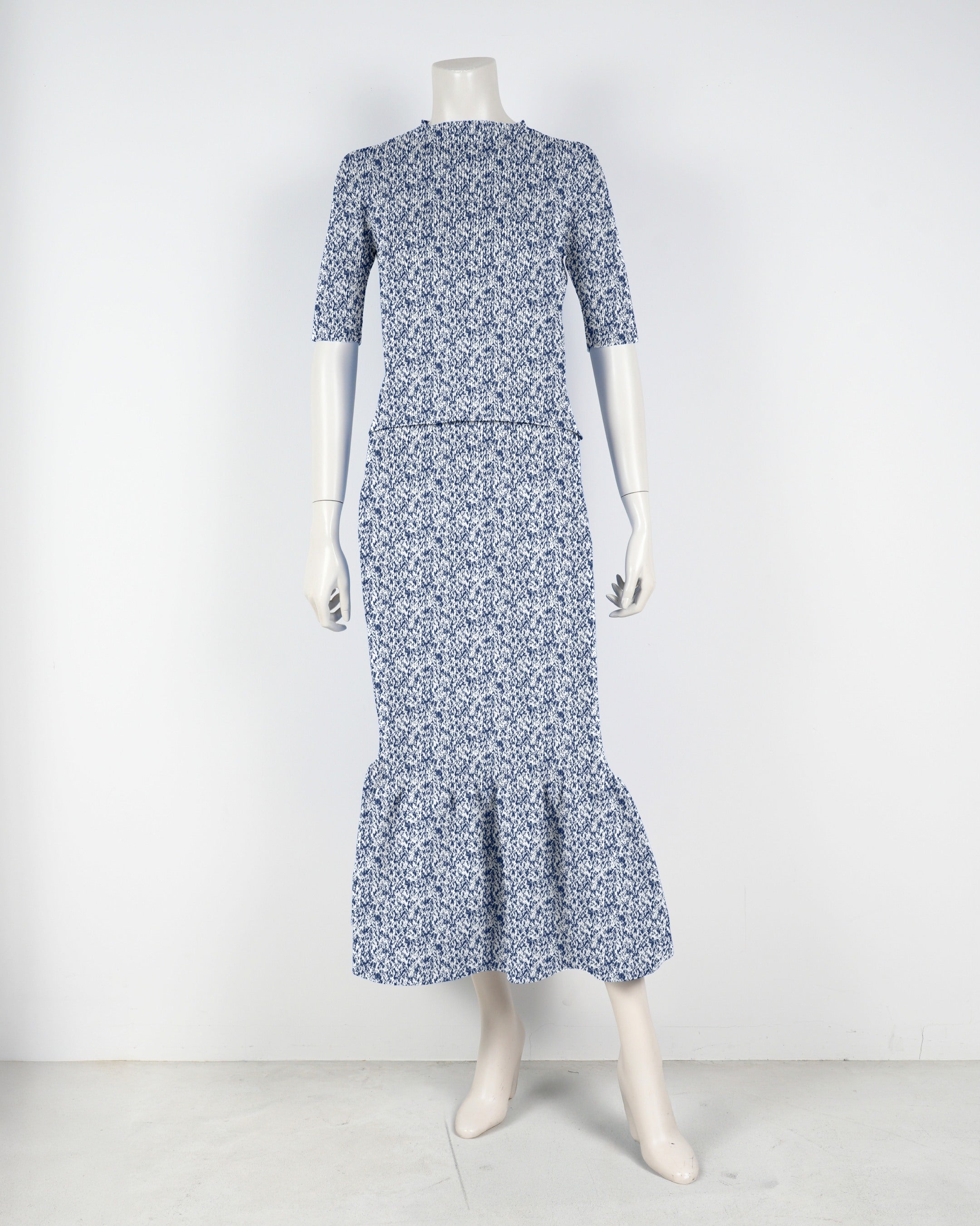 Short-sleeved pullover x mermaid skirt