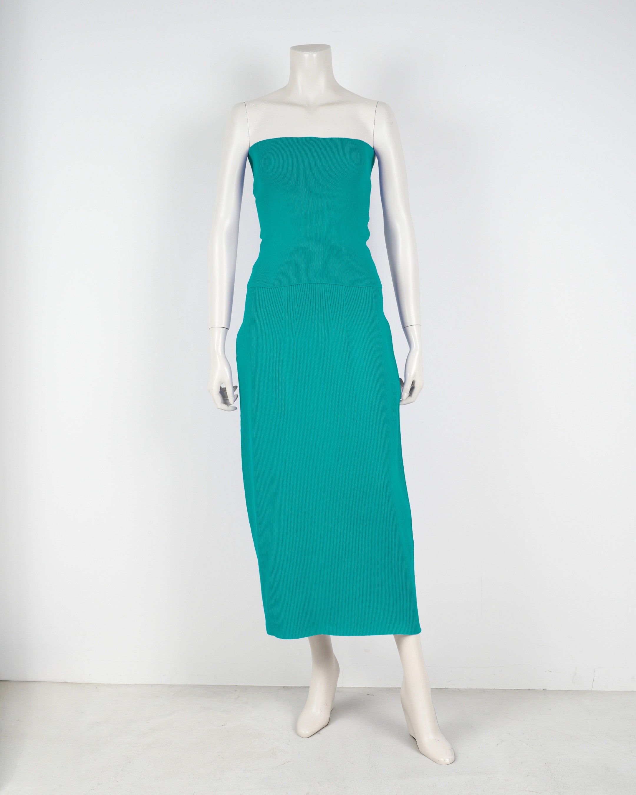 Strapless top x tight skirt