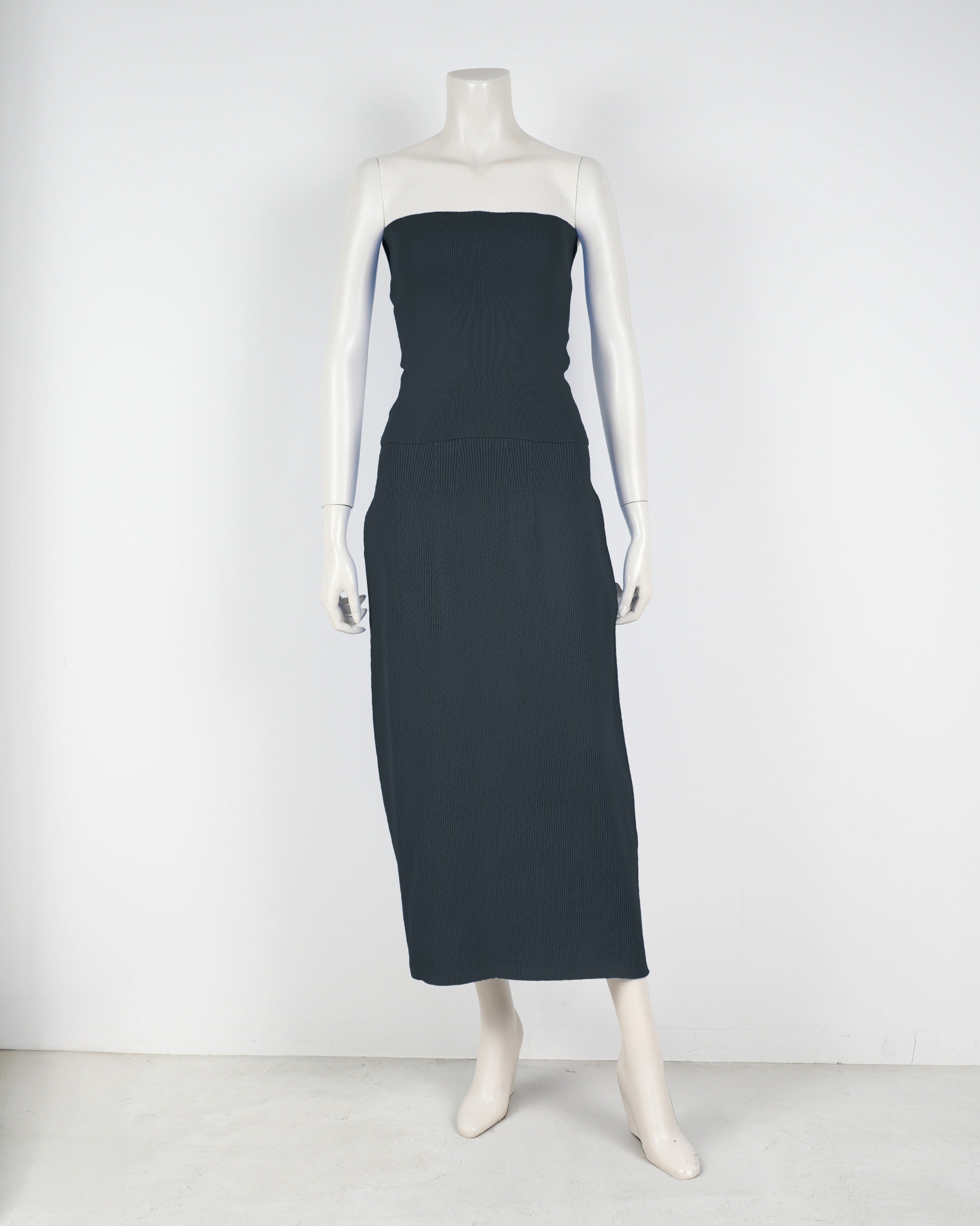 Strapless top x tight skirt