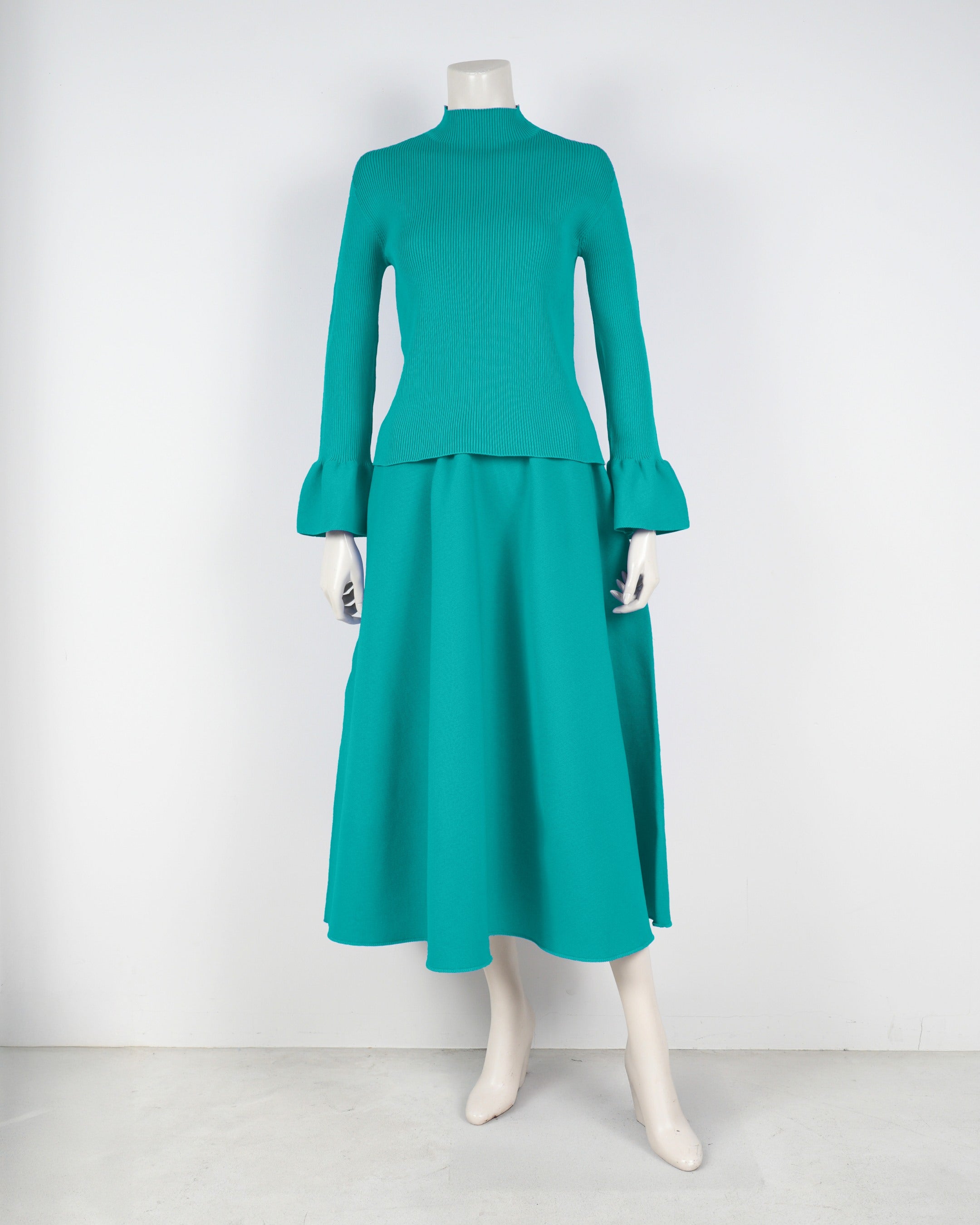Bell sleeve pullover x draped skirt