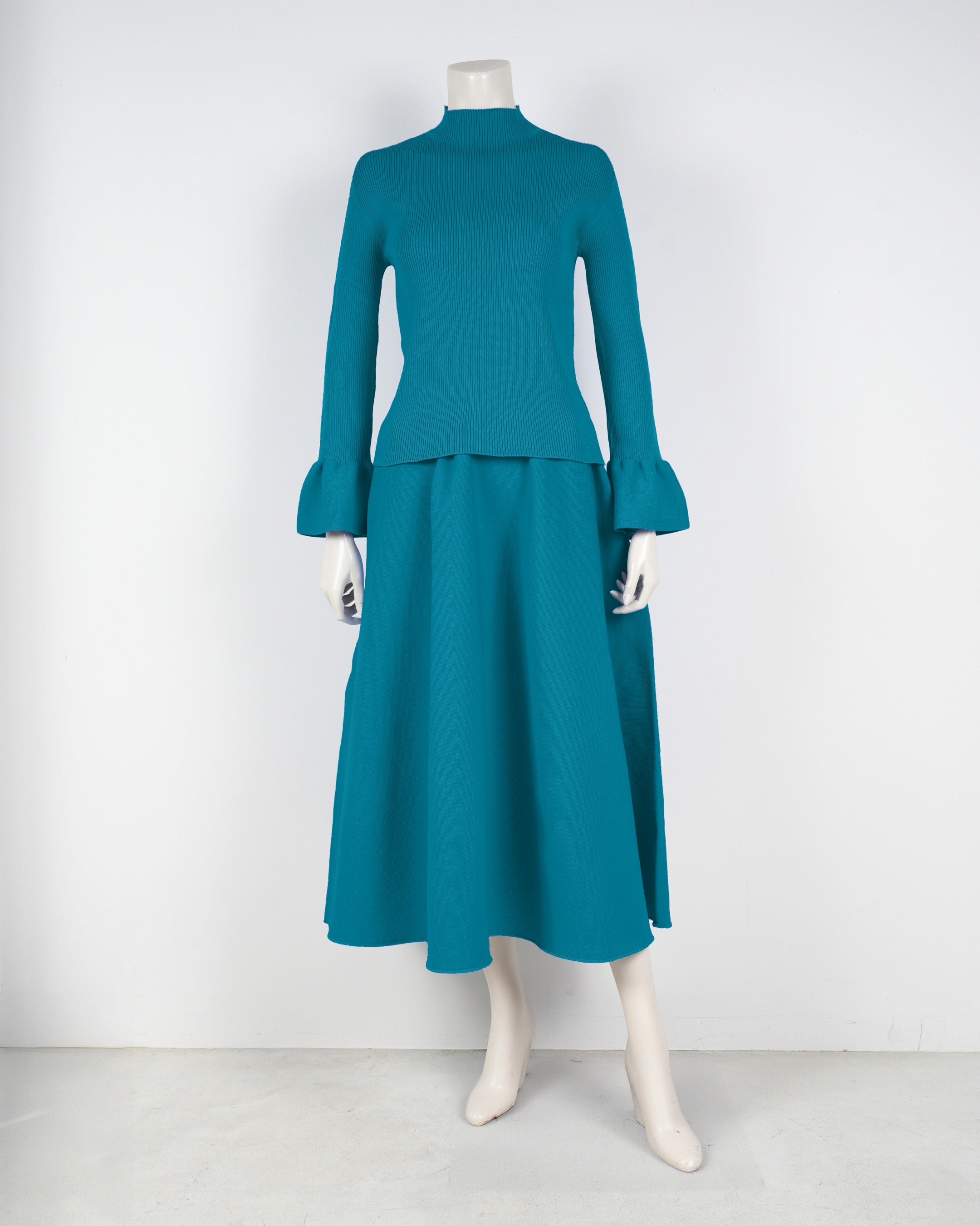Bell sleeve pullover x draped skirt
