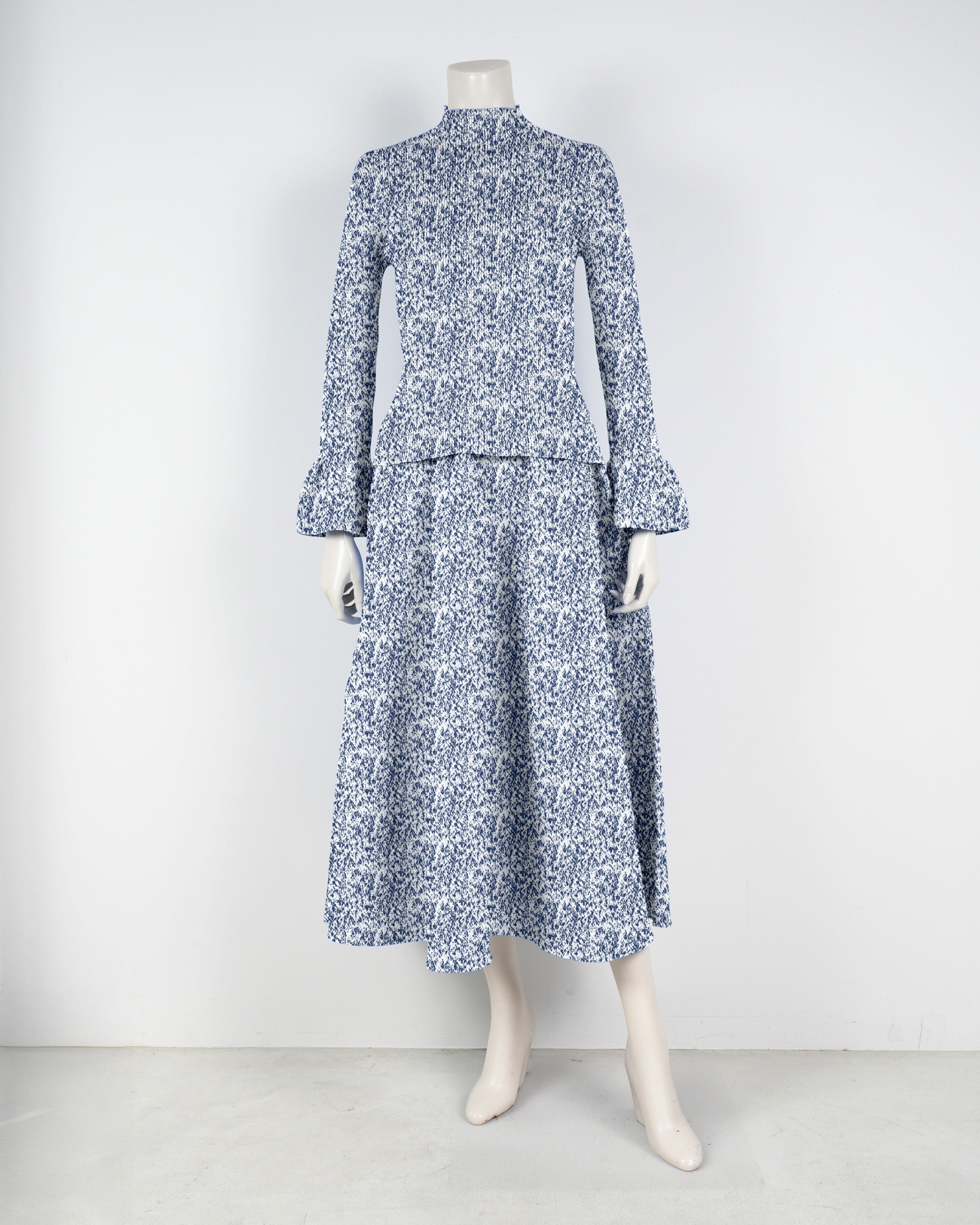 Bell sleeve pullover x draped skirt