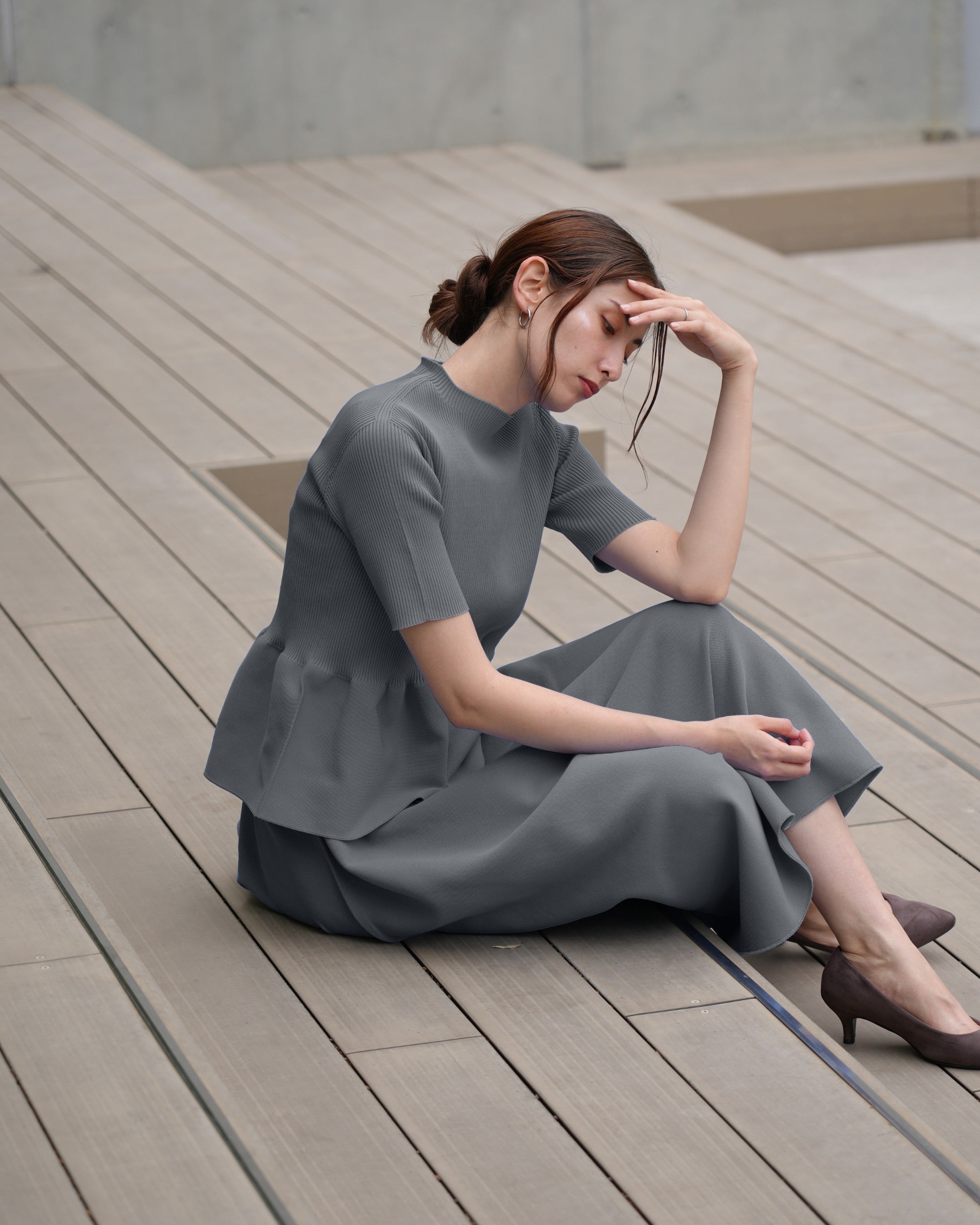 Short-sleeved peplum pullover x draped skirt