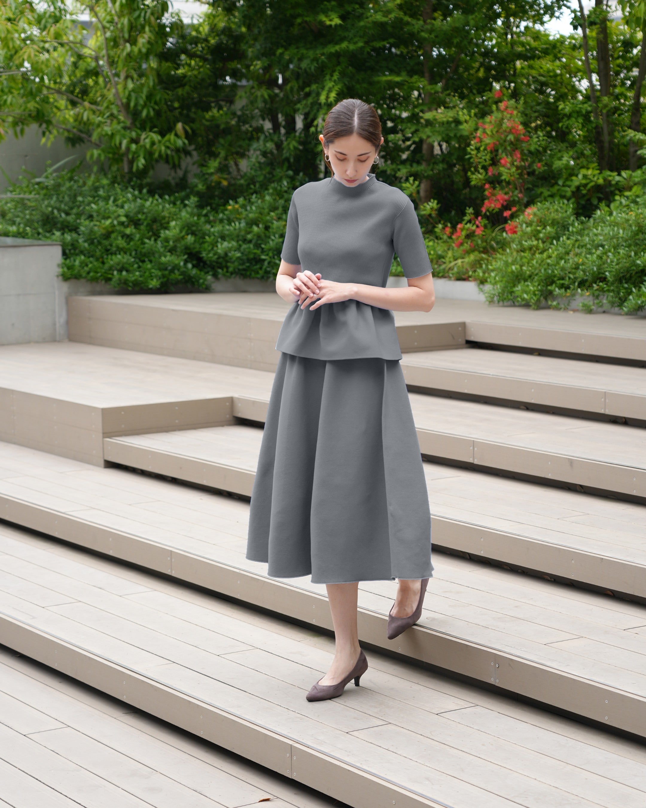 Short-sleeved peplum pullover x draped skirt