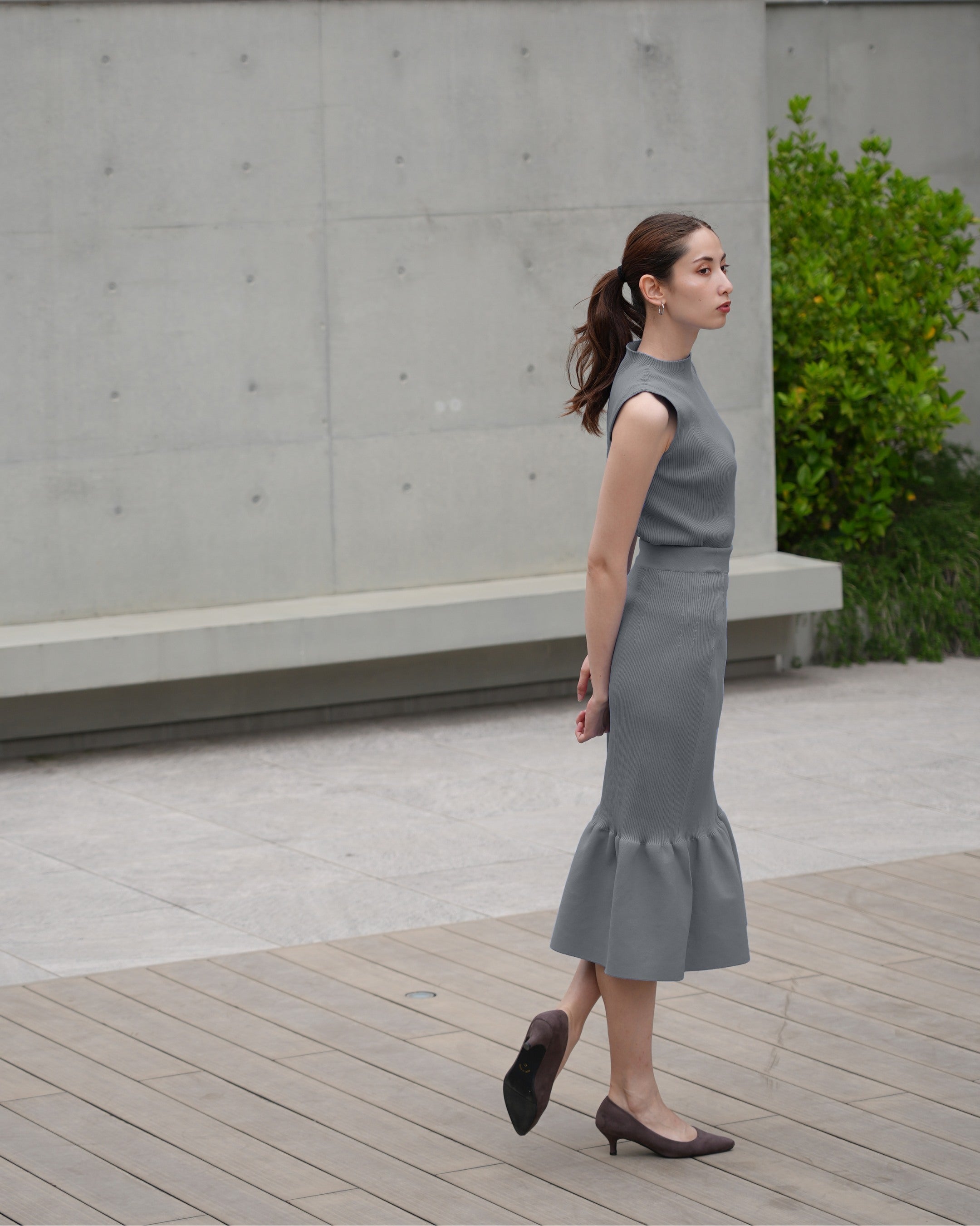 Sleeveless pullover x mermaid skirt
