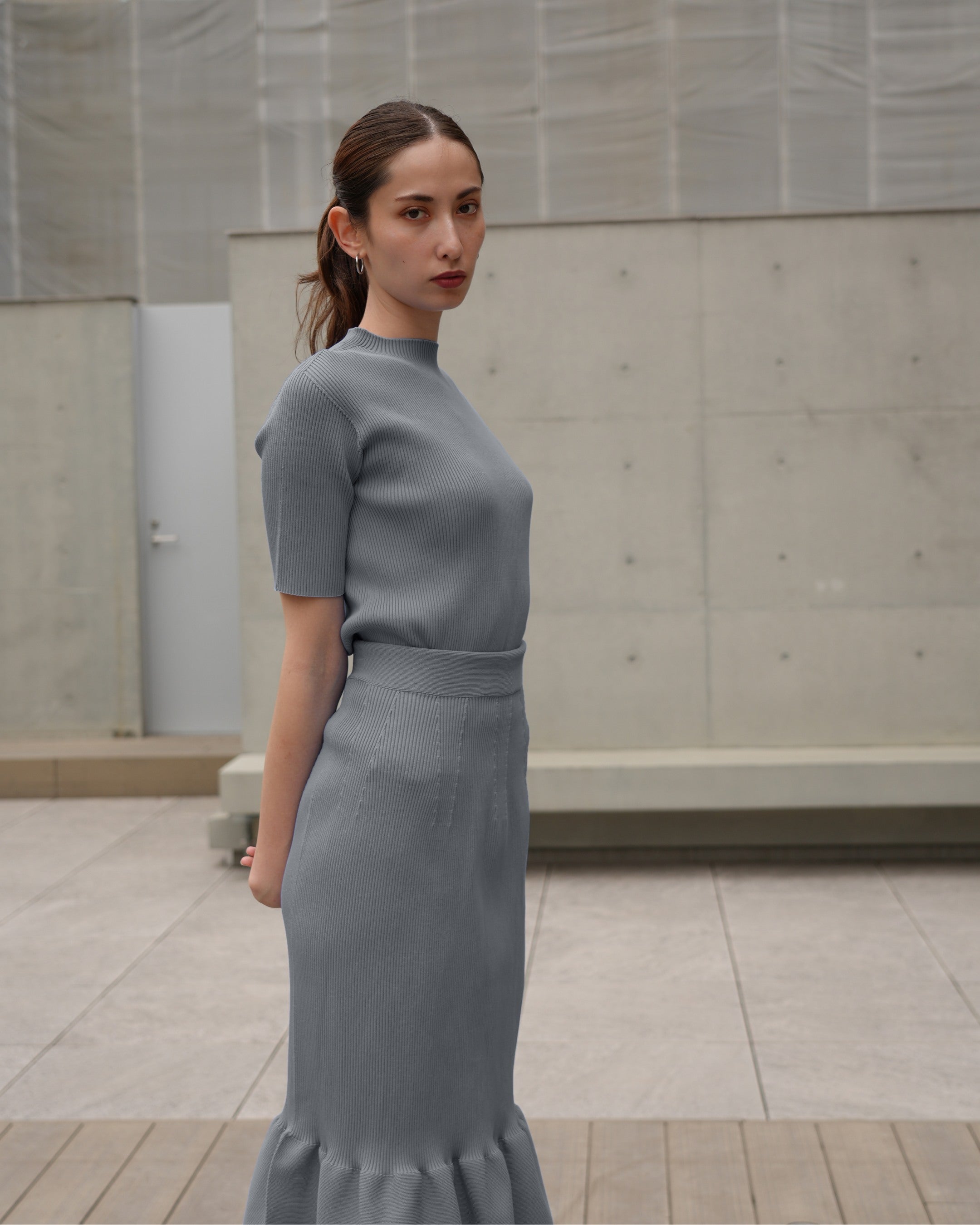 Short-sleeved pullover x mermaid skirt