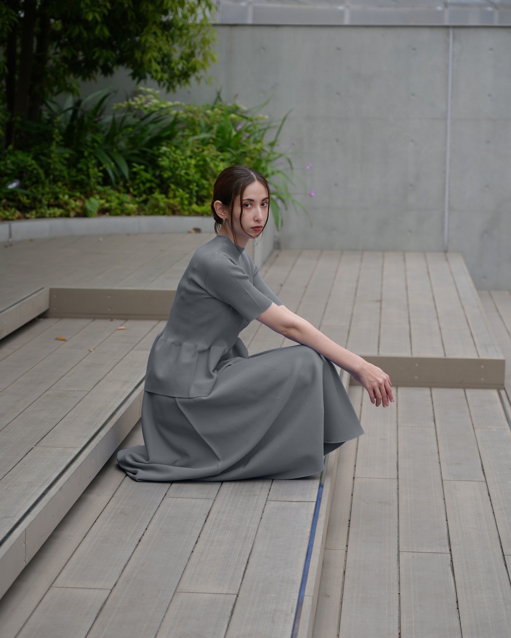 Short-sleeved peplum pullover x draped skirt