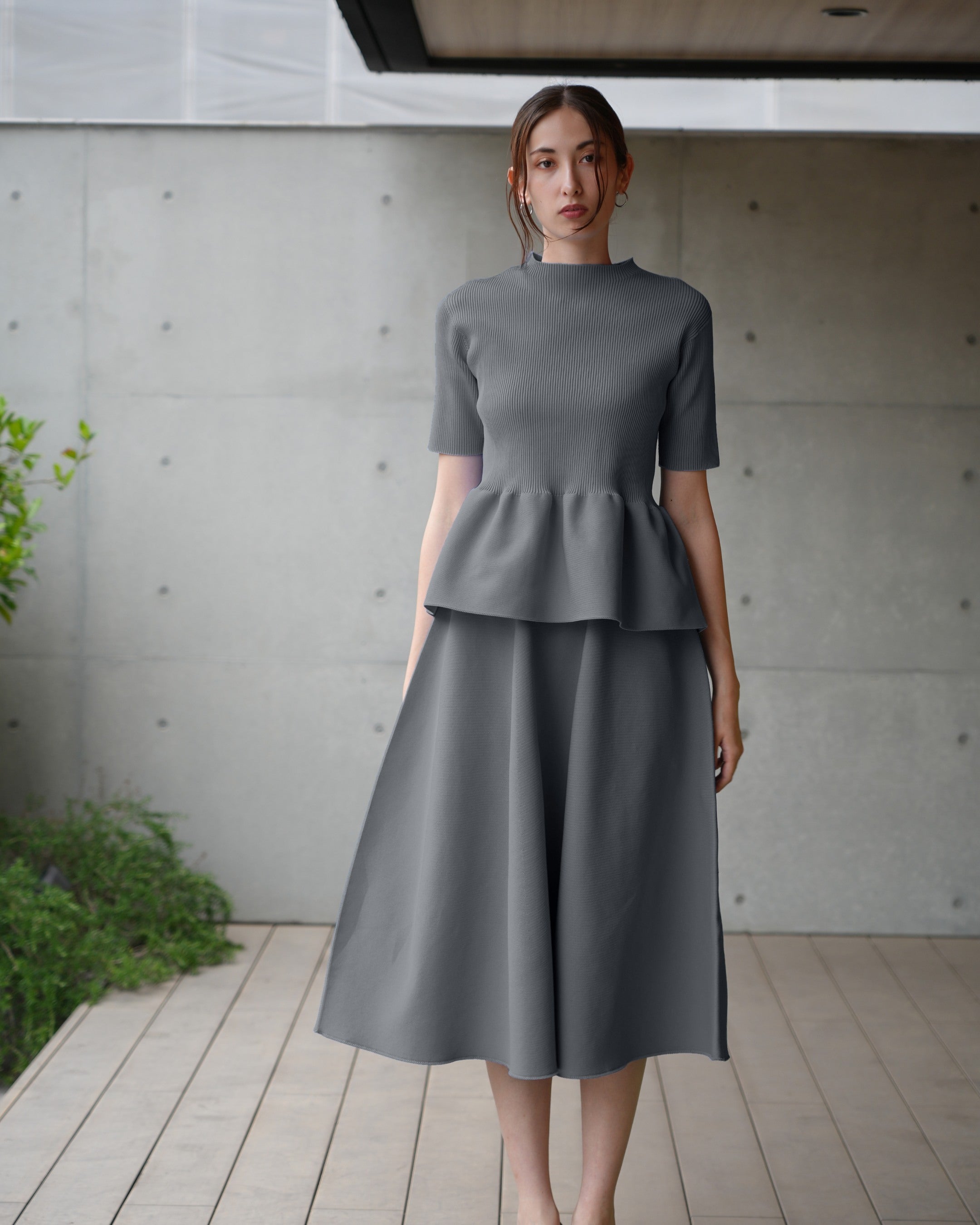 Short-sleeved peplum pullover x draped skirt
