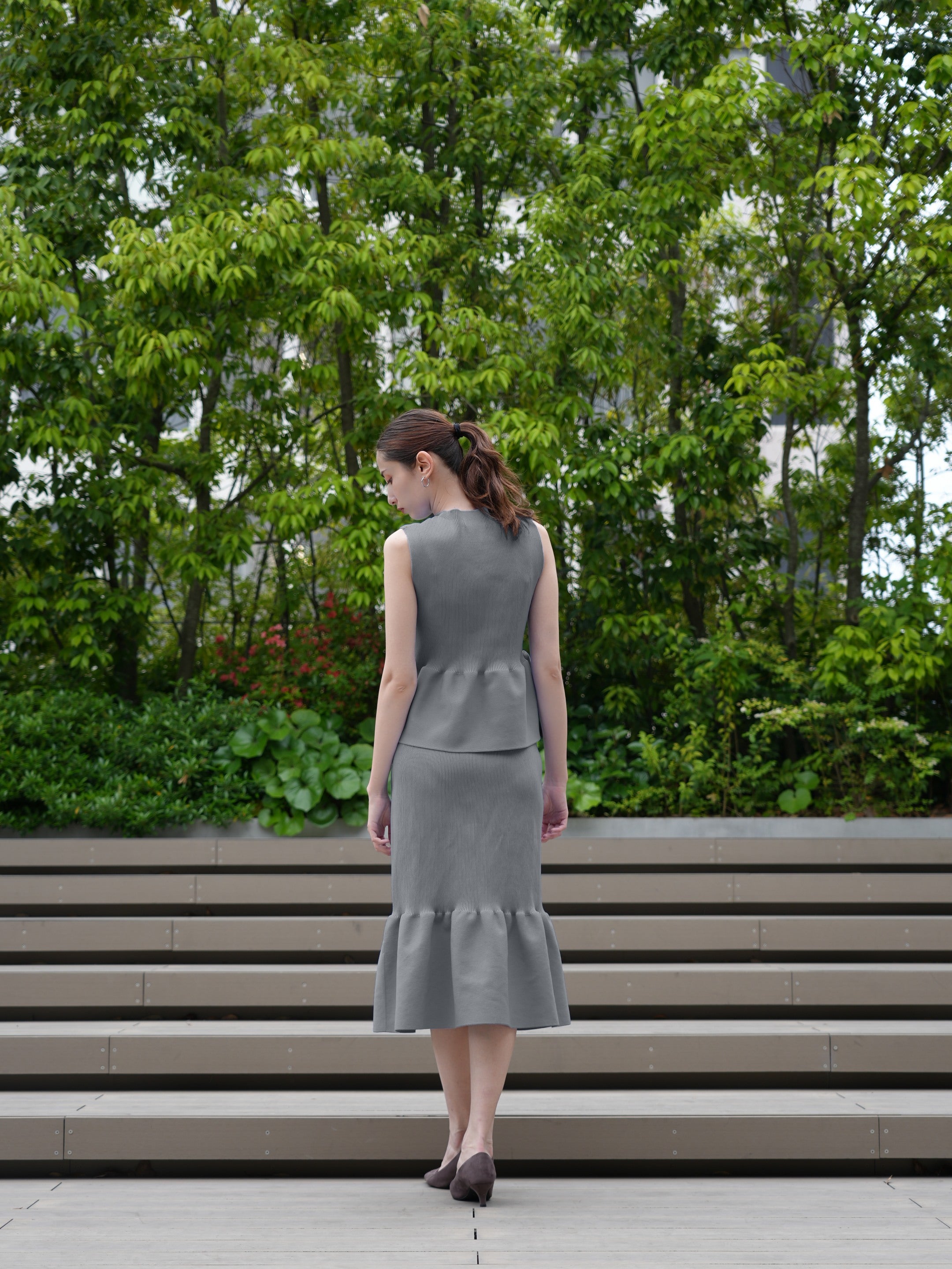 Sleeveless peplum pullover x mermaid skirt