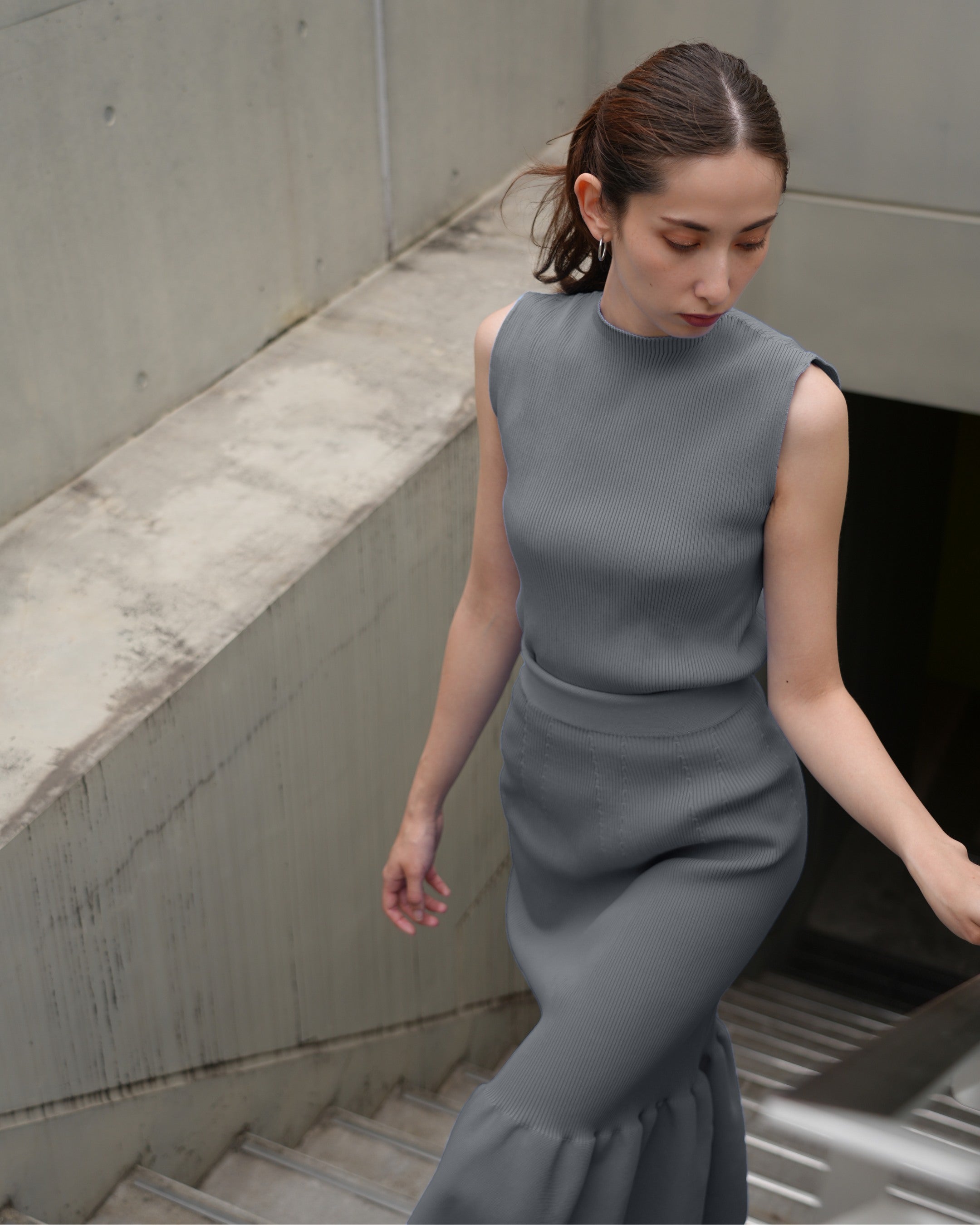 Sleeveless pullover x mermaid skirt