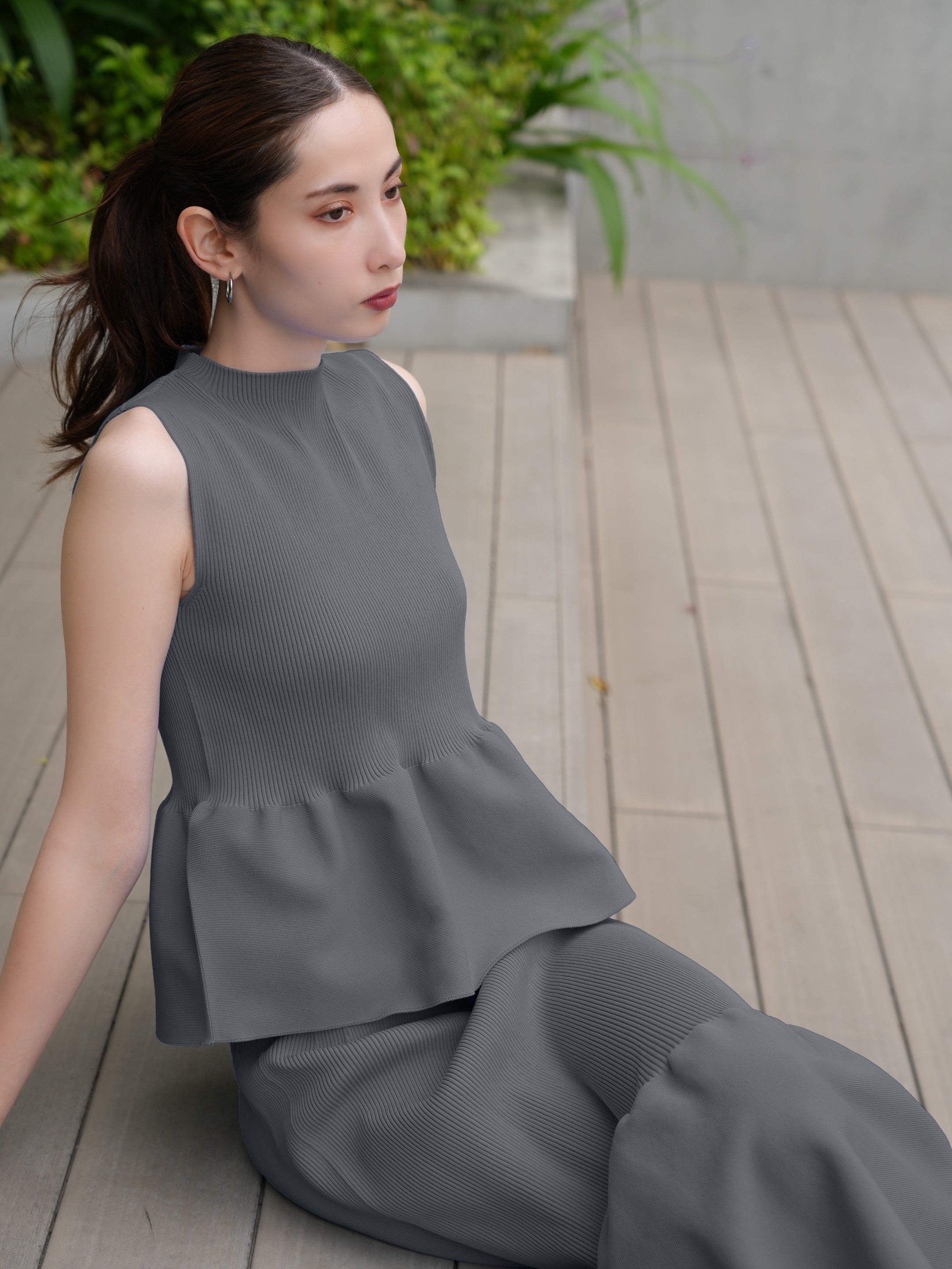 Sleeveless peplum pullover x mermaid skirt
