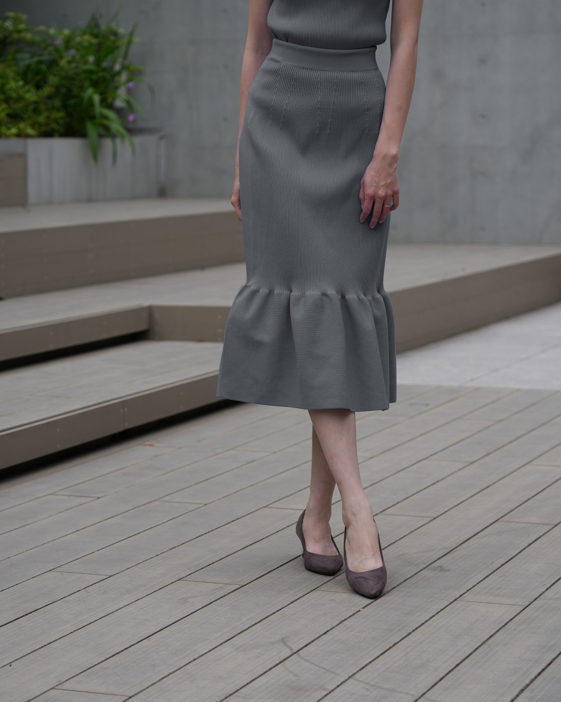 Sleeveless pullover x mermaid skirt