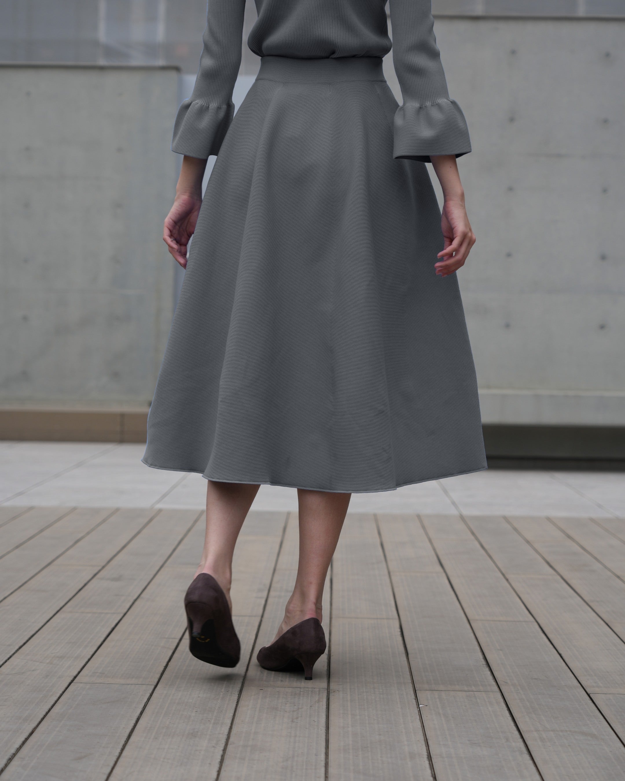 Short-sleeved peplum pullover x draped skirt