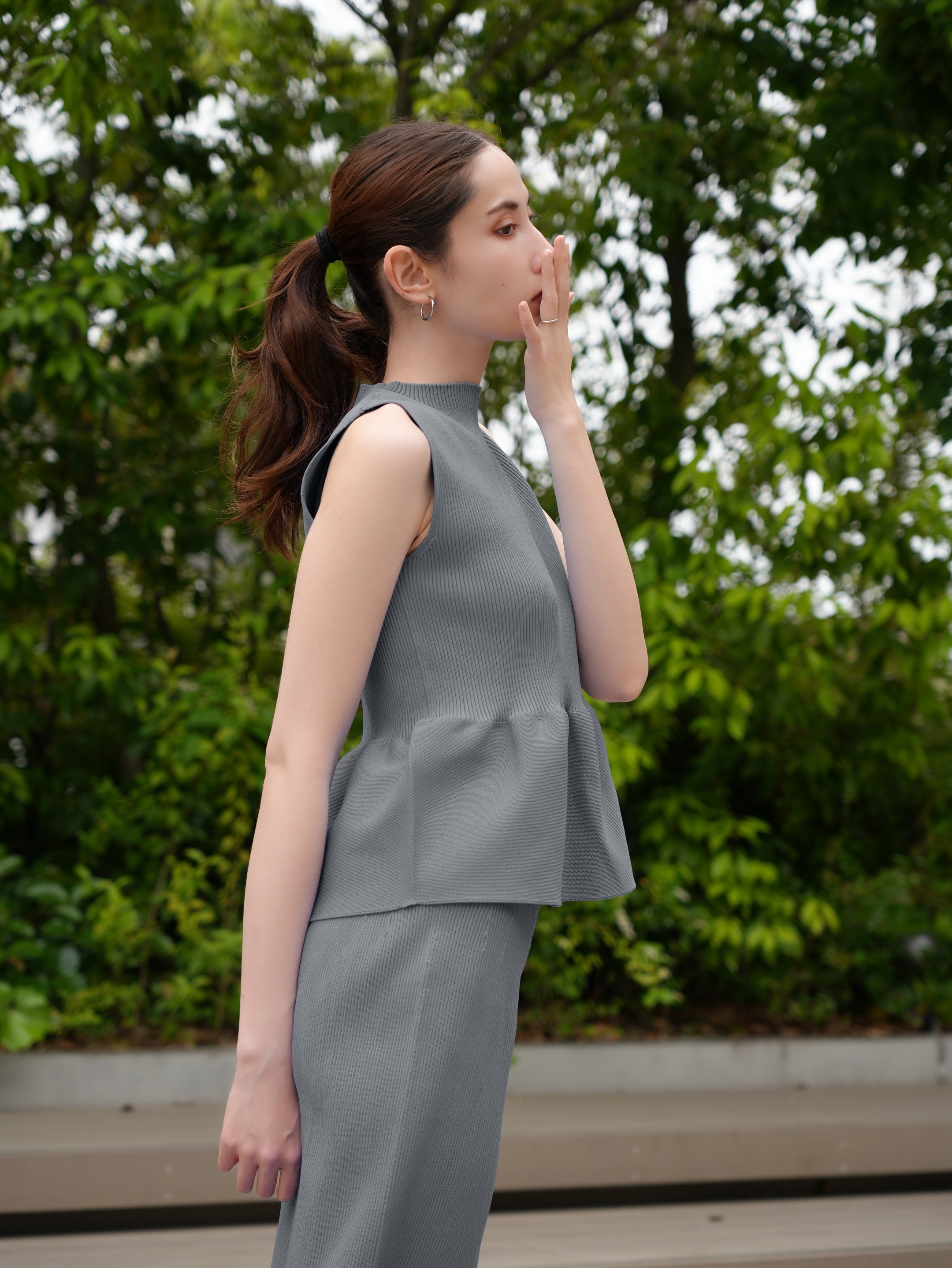 Sleeveless peplum pullover x mermaid skirt