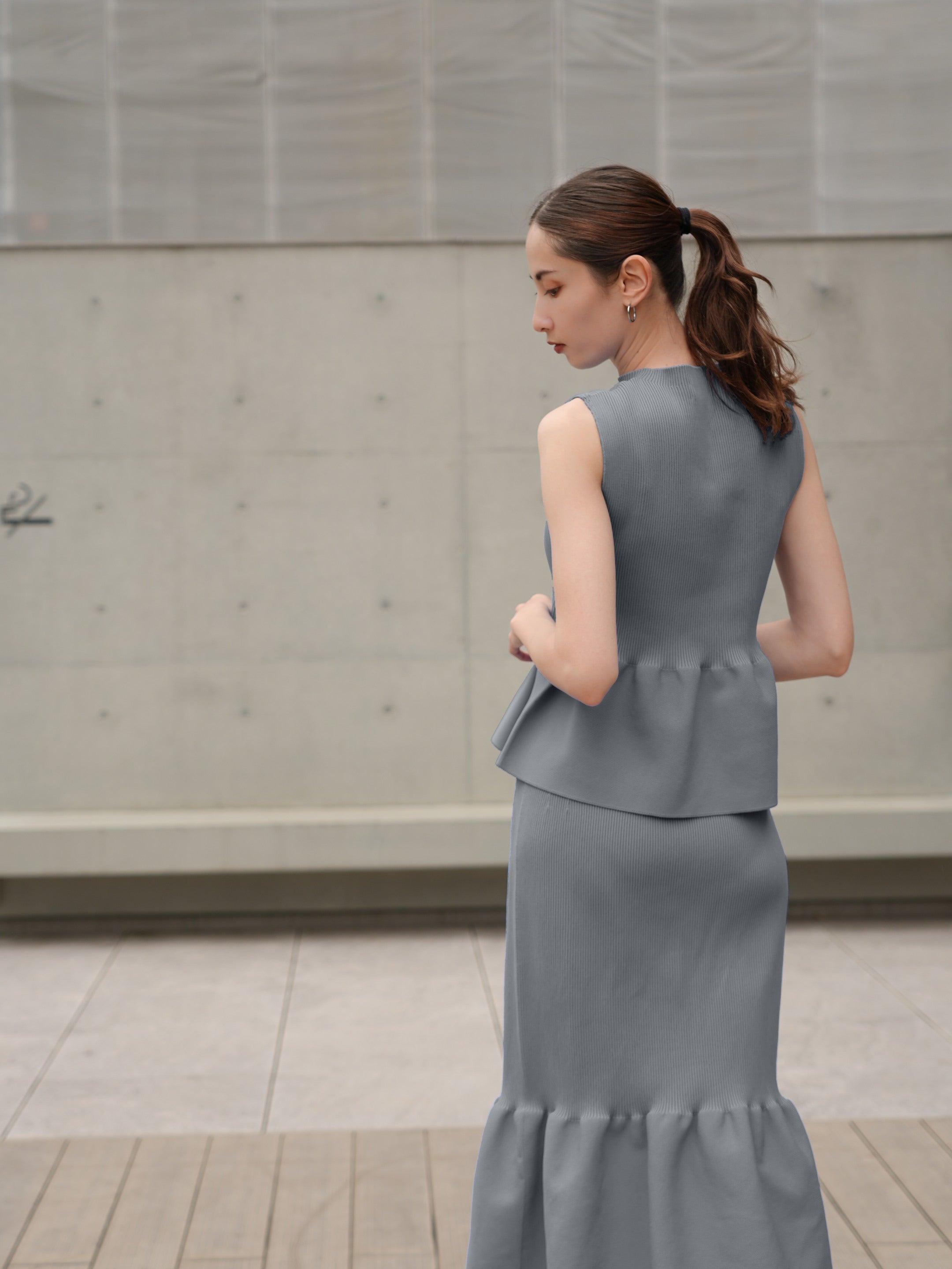 Sleeveless peplum pullover x mermaid skirt