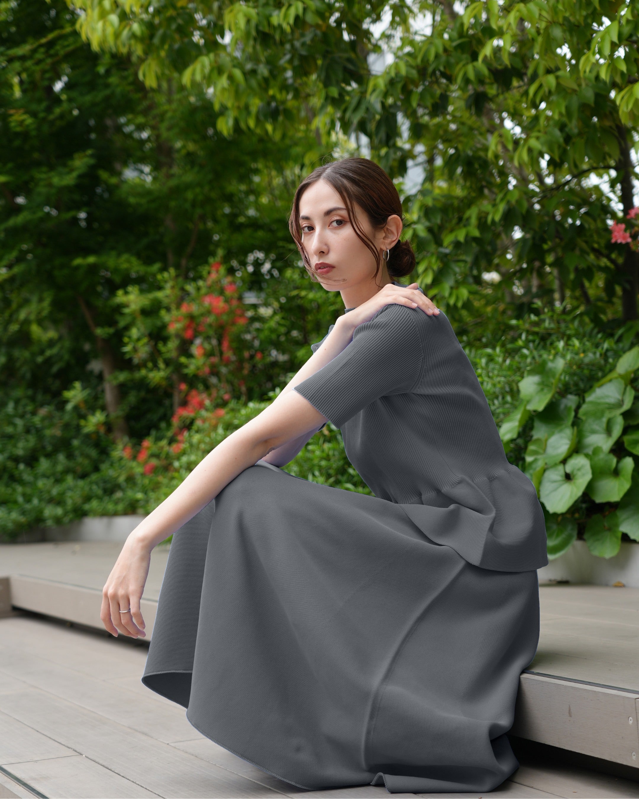 Short-sleeved peplum pullover x draped skirt