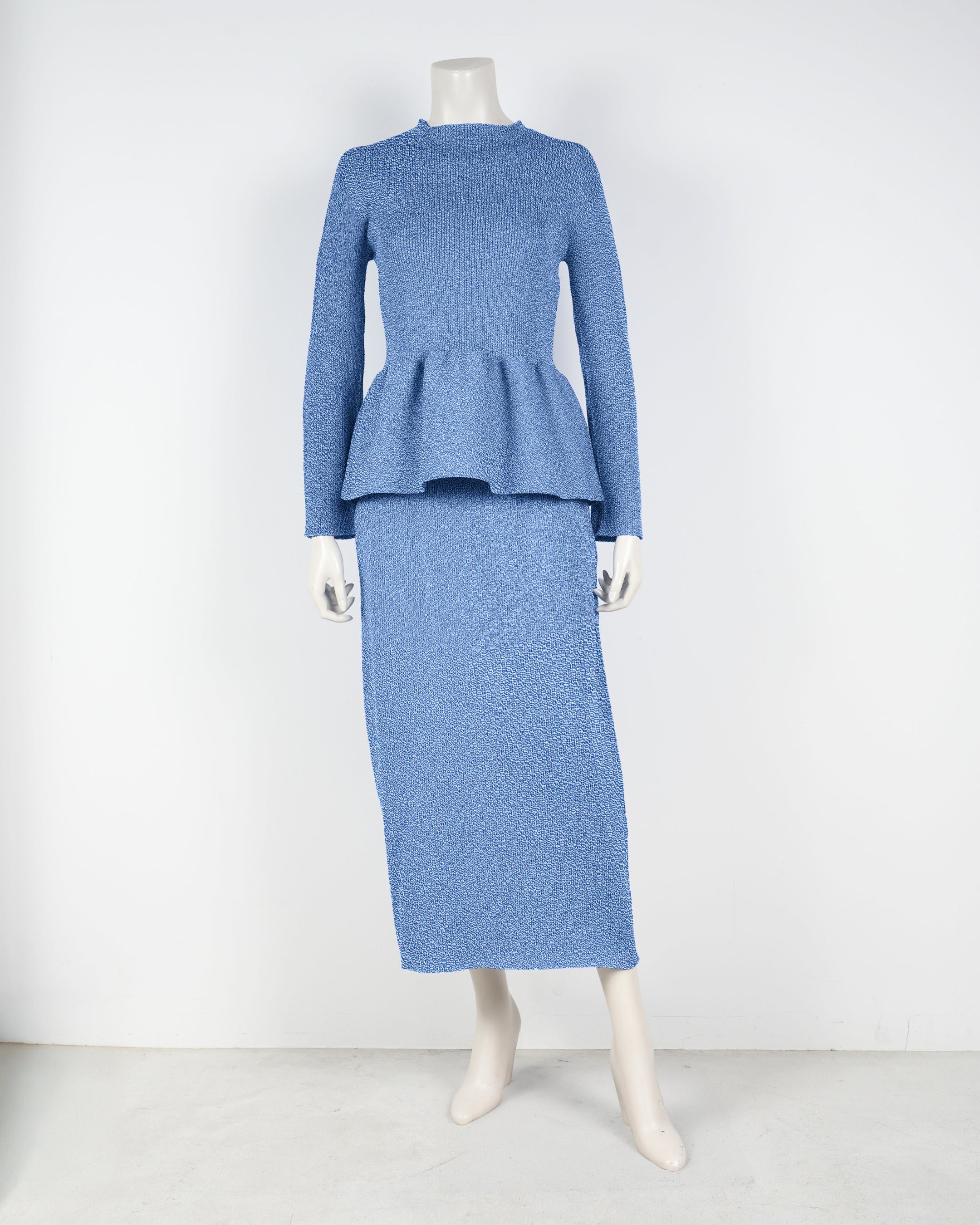 長袖ペプラムプルオーバー×タイトスカート